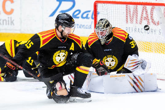 Brynäs Simon Bertilsson och målvakt David Rautio täcker