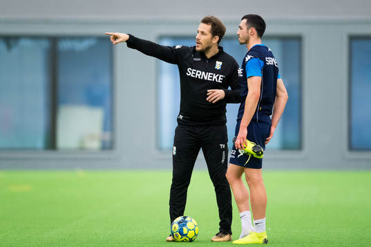 Hjälptränaren Tobias Hysén instruerar Giorgi Kharaishvili