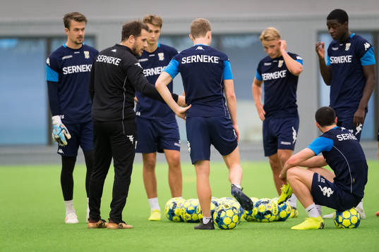 Hjälptränaren Tobias Hysén instruerar spelare