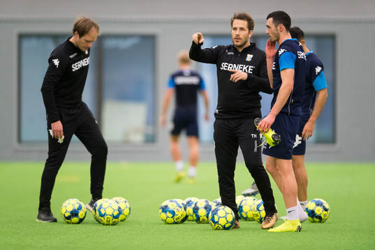 Hjälptränaren Tobias Hysén instruerar Giorgi Kharaishvili