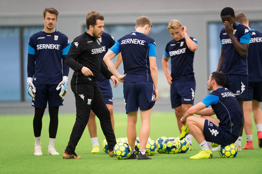 Hjälptränaren Tobias Hysén instruerar spelare