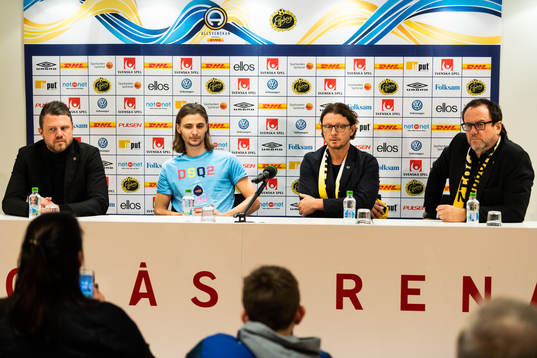 Manager Jimmy Thelin, nyförvärvet Pawel Cibicki,