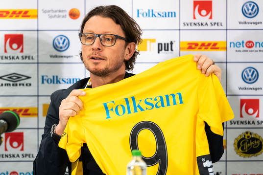 Klubbchef Stefan Andreasson håller upp Pawel Cibicki