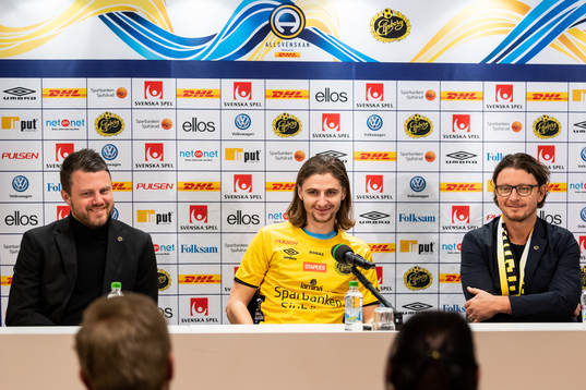 Manager Jimmy Thelin, Pawel Cibicki och klubbchef Stefan