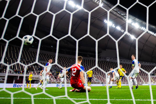 Viktor Gyökeres of Sweden scores 1-1