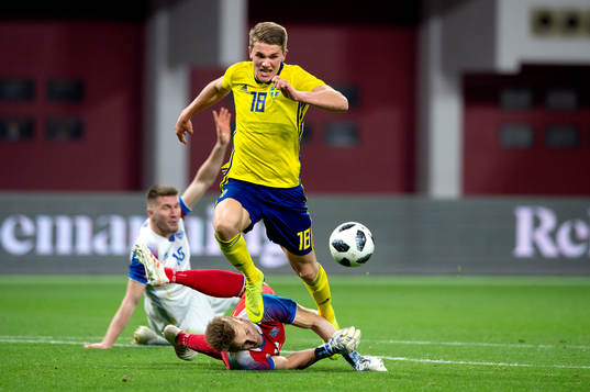 Sweden's Viktor Gyökeres and Iceland's goalkeeper Frederik