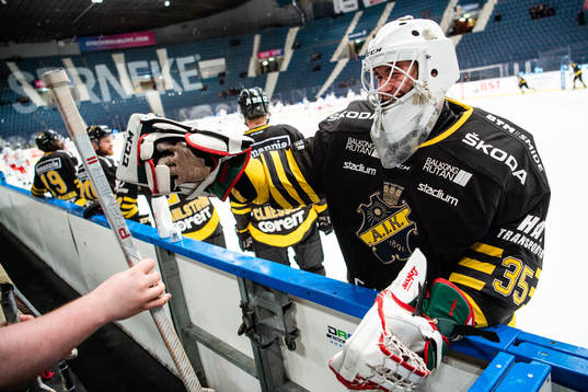 s målvakt Robin Wallin med en trasig klubba