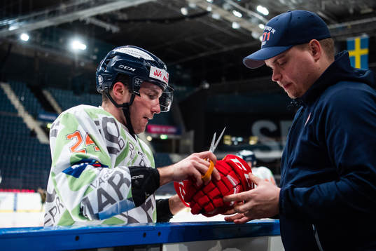 Västerviks Filip Suchy med en trasig handske