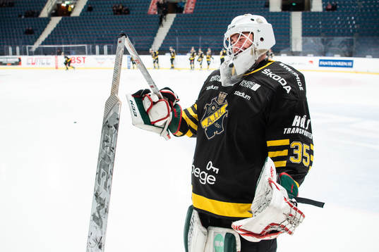 s målvakt Robin Wallin med en trasig klubba