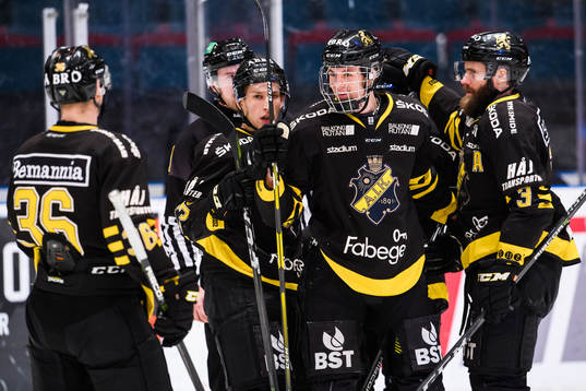s Philip Broberg jublar med lagkamrater