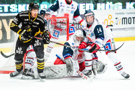 s Oscar Nord oroar framför Västerviks målvakt Isak