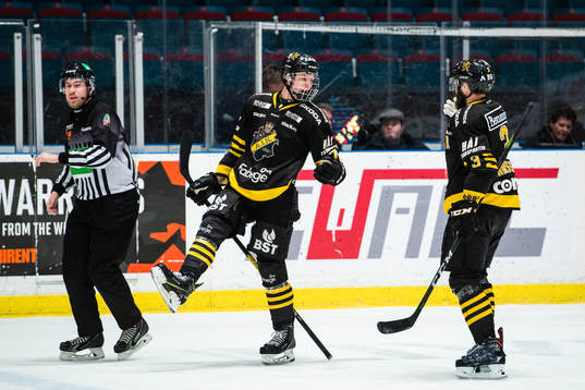 s Philip Broberg jublar med Johan Larsson