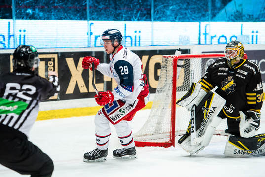 Västerviks Emil Alba jublar