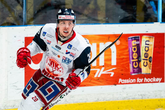 Västerviks Emil Alba jublar