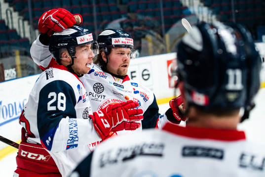 Västerviks Emil Alba jublar med Victor Öhman