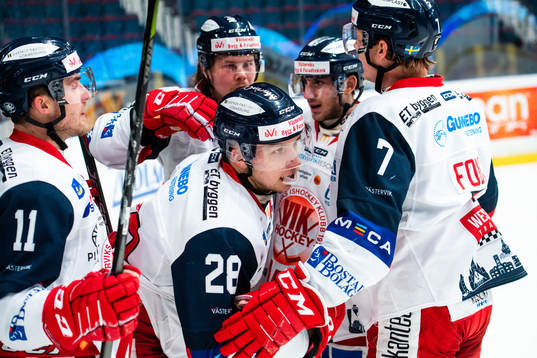 Västerviks Emil Alba jublar med  lagkamrater
