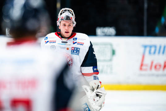 Västerviks målvakt Emil Kruse  under ishockeymatchen i