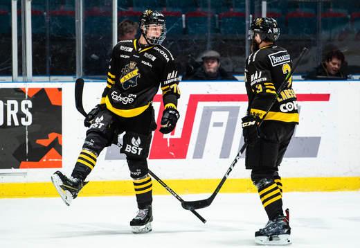 s Philip Broberg jublar med Johan Larsson