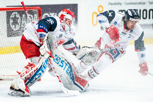 Västerviks målvakt Emil Kruse och Erik Ullman