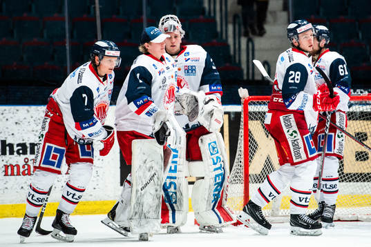 Västerviks Niklas Folin , målvakt Isak Ragnevad ,
