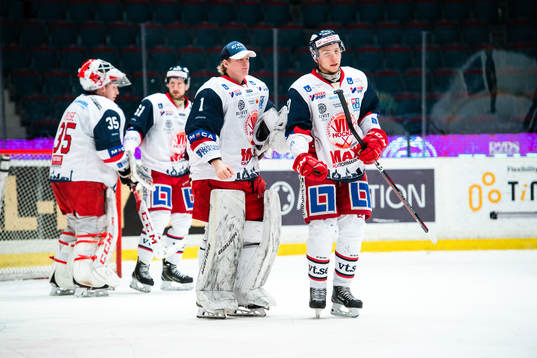 Västerviks målvakt Isak Ragnevad och Emil Alba deppar