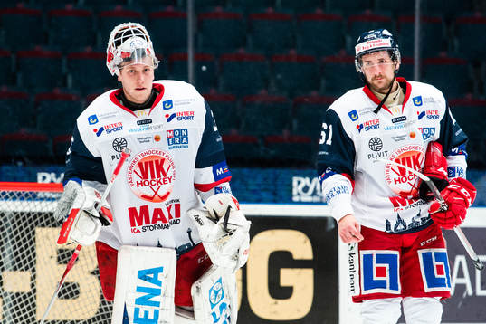 Västerviks målvakt Emil Kruse  och Emil Wahlberg deppar