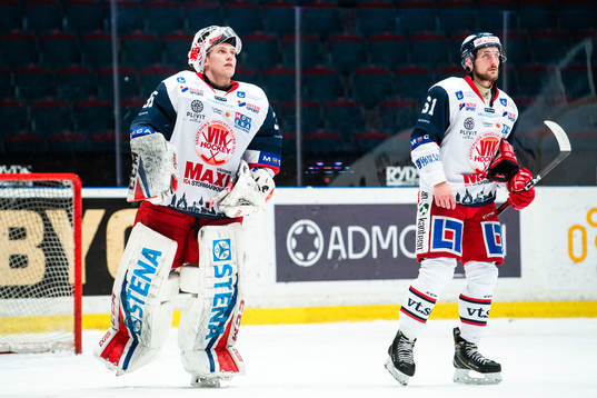 Västerviks målvakt Emil Kruse  och Emil Wahlberg deppar