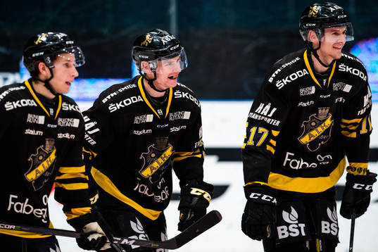 s Anton Holm jublar med Simon Fernholm