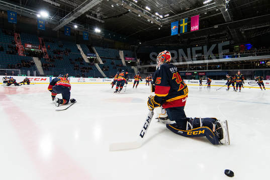 Djurgårdens målvakt Robin Jensen värmer upp