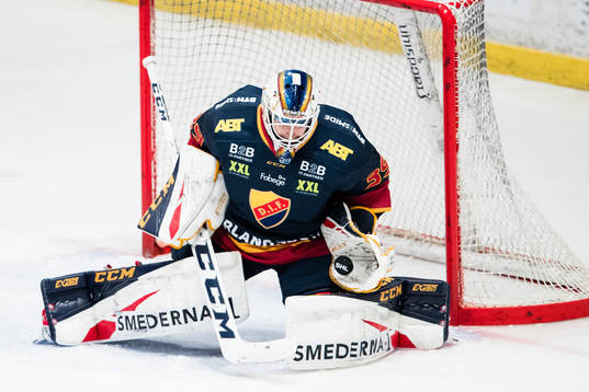 Djurgårdens målvakt Adam Reideborn med en räddning