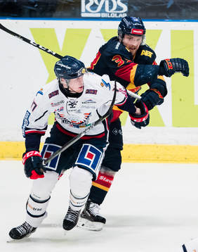 Linköpings Fredrik Karlström i en närkamp med