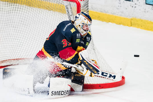 Djurgårdens målvakt Adam Reideborn med en räddning