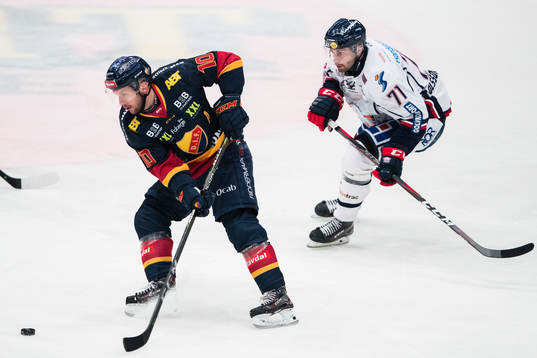 Djurgårdens Niclas Bergfors jagas av Linköpings Daniel