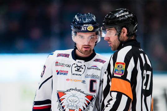 Linköpings Eddie Larsson talar med domare Mikael Sjöqvist