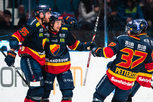 Djurgårdens Emil Bemström jublar med lagkamrater