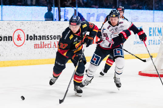 Djurgårdens Jesper Pettersson jagas av Linköpings Nick