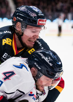 Djurgårdens Petteri Wirtanen i  en närkamp med