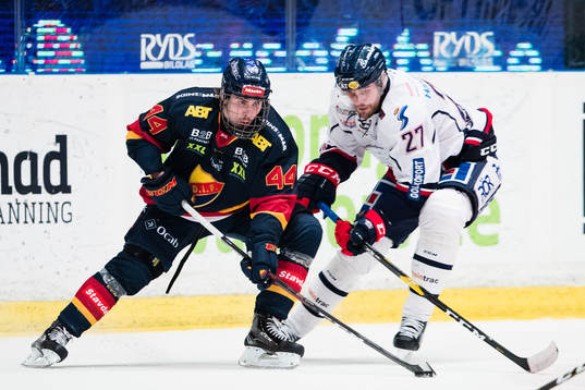 Djurgårdens Albin Grewe i kamp om pucken med Linköpings