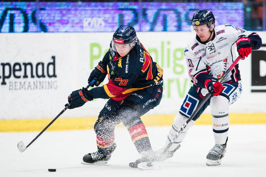 Djurgårdens Marcus Davidsson jagas av Linköpings Nick