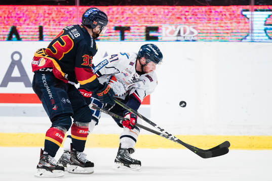 Djurgårdens Linus Hultström i kamp om pucken med