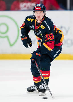 Djurgårdens Olle Alsing med pucken