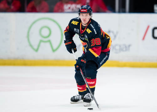 Djurgårdens Olle Alsing med pucken