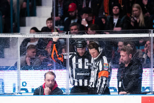 Domare Mikael Sjöqvist och Tobias Björk tittar på en