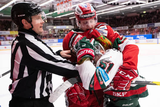 Linjedomare Petter Norrman och Moras Sebastian Hartmann och