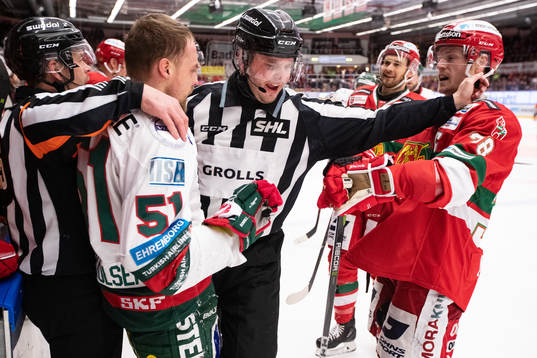 Domare Patrik Sjöberg och Linjedomare Petter Norrman och