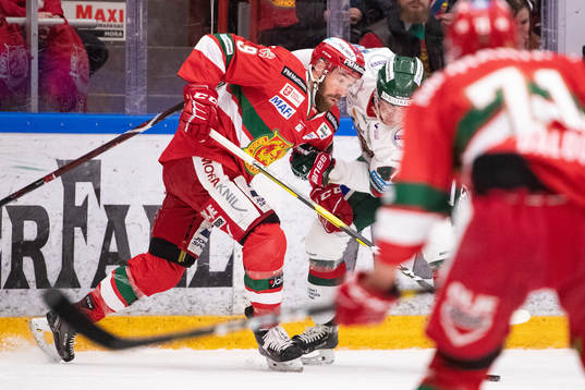 Moras ´Andrew Rowe och Frölundas Joel Mustonen