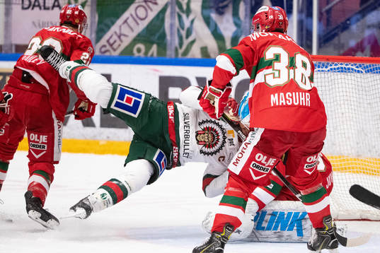 Frölundas Joel Lundqvist faller framför Moras målvakt