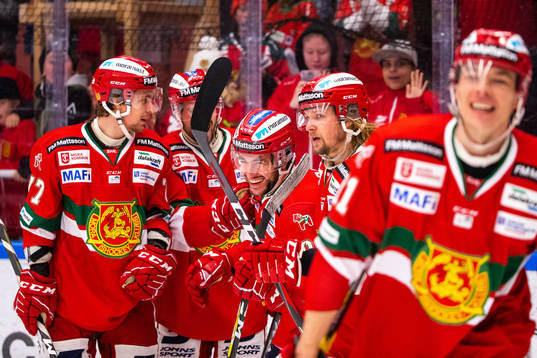 Moras Niki Petti jublar med lagkamrater