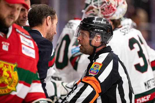 Domare Patrik Sjöberg i diskussion med Moras sportchef