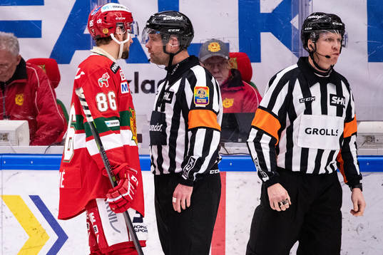 Moras Mathias Bromé pratar med domare Patrik Sjöberg och